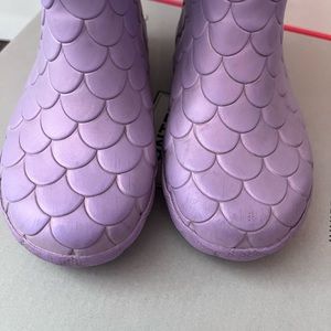 SIZE 7. Shimmering mermaid scale Hunter boots.